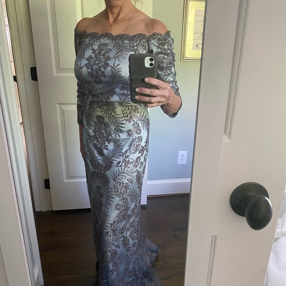 Tadashi Shoji Full-Length Off-Shoulder Metallic Embroidered Formal Gown: Size 4 - Picture 7 of 8